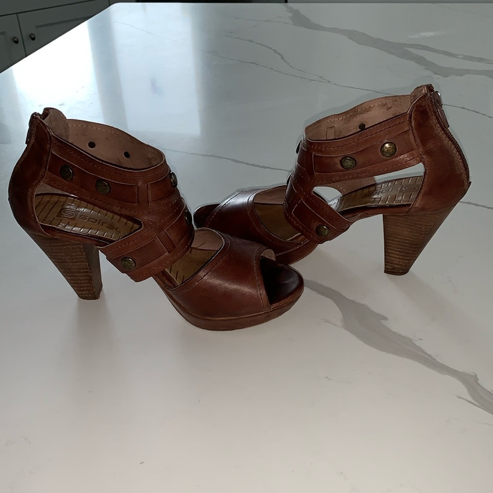Spiral leather platform heels made in Spain. Sz 38. VGUC.